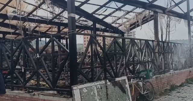 Tre persona i vënë flakën tregut të fruta-perimeve në Lushnje/Dëme të shumta materiale