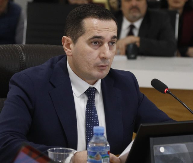 11:05 Goditja ndaj rrjetit kriminal/ Kreu i SPAK, Braho: U sekuestruan 1 milion euro cash, automjete dhe llogari bankare