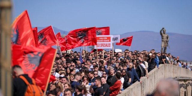 “Shqiptaria është me Shkupin”/ Protestë në Tiranë në mbështetje të studentëve shqiptarë të RMV