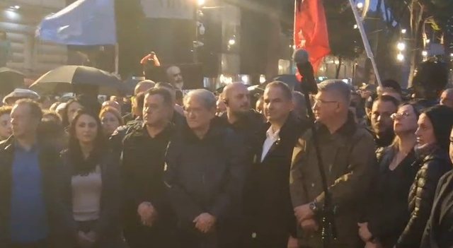 20:13 Protesta e opozitës/ Mbahet një minutë heshtje për dy të miturit që humbën jetën në Durrës