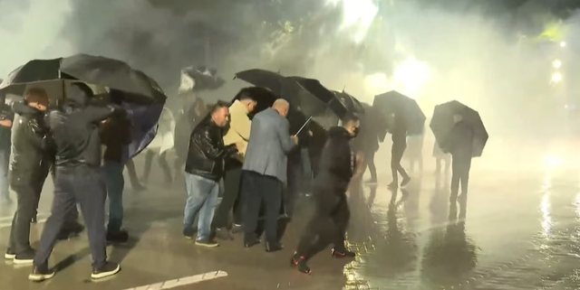 20:48 Nisin trazirat/ Protestuesit hedhin lëndë piroteknike, policia kundërpërgjigjet me ujë dhe gazlotsjellës