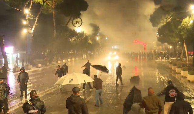 20:49 Kordoni i policisë bllokon marshimin e protestuesve/ Hidhet ujë dhe gaz lotsjellës