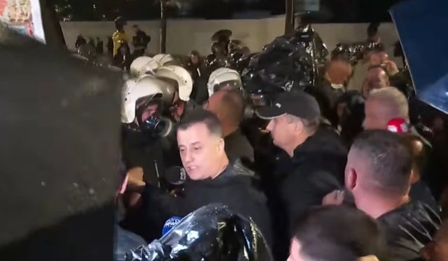 20:55 Protestuesit përplasen me kordonin policor/ Noka: Hapni rrugën qytetarëve