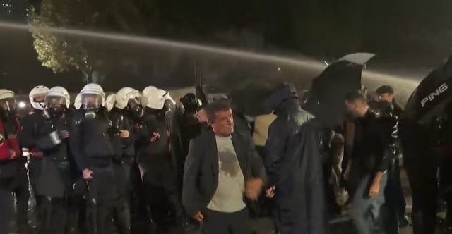 21:06 Tensionet në protestë/ Vijon hedhja e ujit me presion drejt deputetëve të opozitës dhe qytetarëve