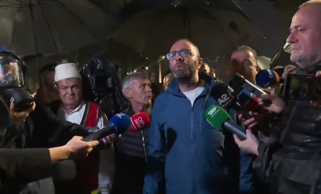 21:13 Bardhi përplaset me efektivët e policisë: Pse e provokoni protestën, është paqësore