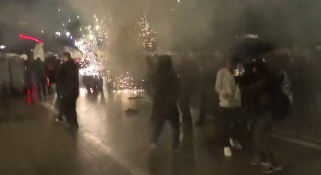 21:18 Hidhen fishekzjarre/ Protestuesit i kundërpërgjigjen policisë