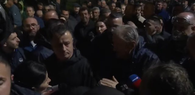 21:36 Ndryshon itinerari i lëvizjes së protestuesve/ Berisha: Policia shkelmoi Kushtetutën