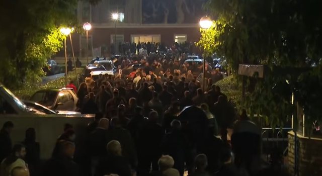 21:54 Protestuesit zhvendosen në oborrin e selisë blu/ Pritet vendimmarrje për vijimin e protestës
