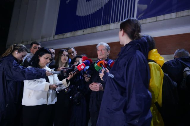 22:24 Mbyllet protesta e opozitës/ Berisha: Nuk ka polici që mund një popull kryengritës