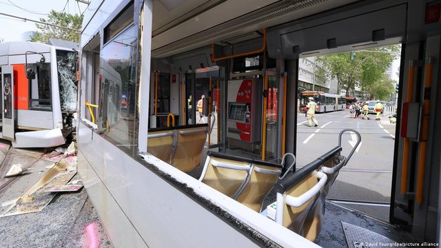 Përplasen dy tramvaje në qendër të Dusseldorf-it/ 28 persona të plagosur, 5 në gjendje të rëndë