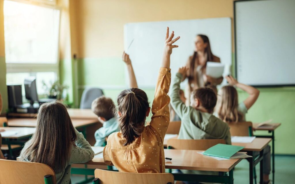 Alarmi i ri i arsimit në Shqipëri: shkollat tkurren, universitetet dominohen nga vajzat, arsimi profesional në krizë