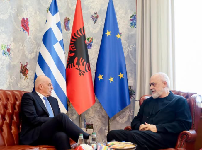 Përfundon takimi në Kryeministri, Rama përshëndetet me ministrin grek Dendias