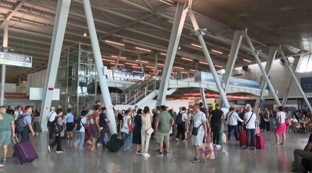 Rriten turistët me 8.8%, mbi 700 mijë të huaj hynë në Shqipëri në muajin prill