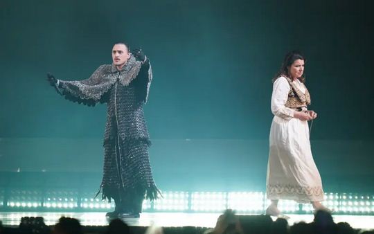 11:00 “40% e popullsisë ka emigruar për një jetë më të mirë”/ BBC: “Nân” sjell historinë e dhimbshme të Shqipërisë në Eurovision