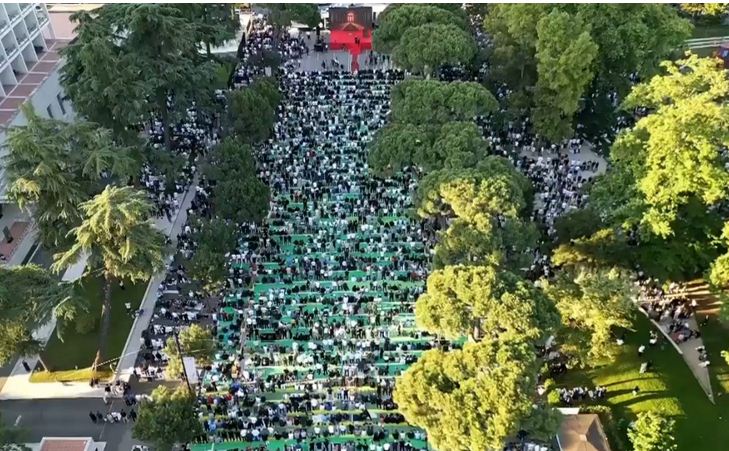 07:30 Festohet sot Kurban Bajrami, mijëra besimtarë myslimanë falin namazin në bulevardin “Dëshmorët e Kombit”