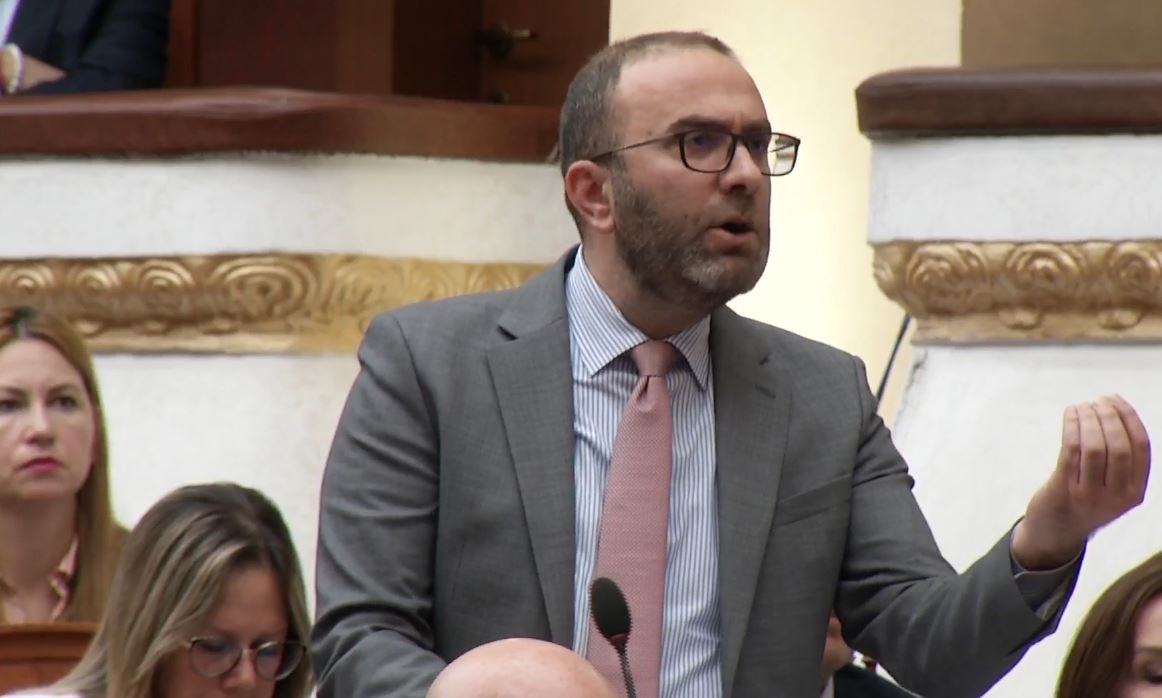 13:08 “Rama kryeministër ‘karton’/ Bardhi shpërthen në Kuvend: Vjen vetëm kur i duhen votat për Ballukun dhe Taulantin