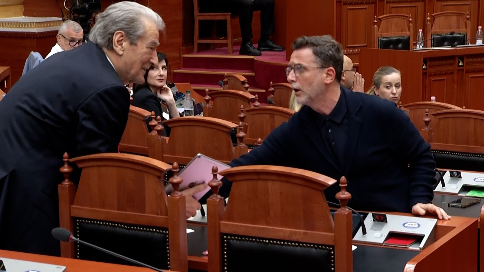 15:30 Debate të forta në Kuvend mes Braçes e Berishës, deputeti socialist i shkon kreut të PD në tavolinën e tij