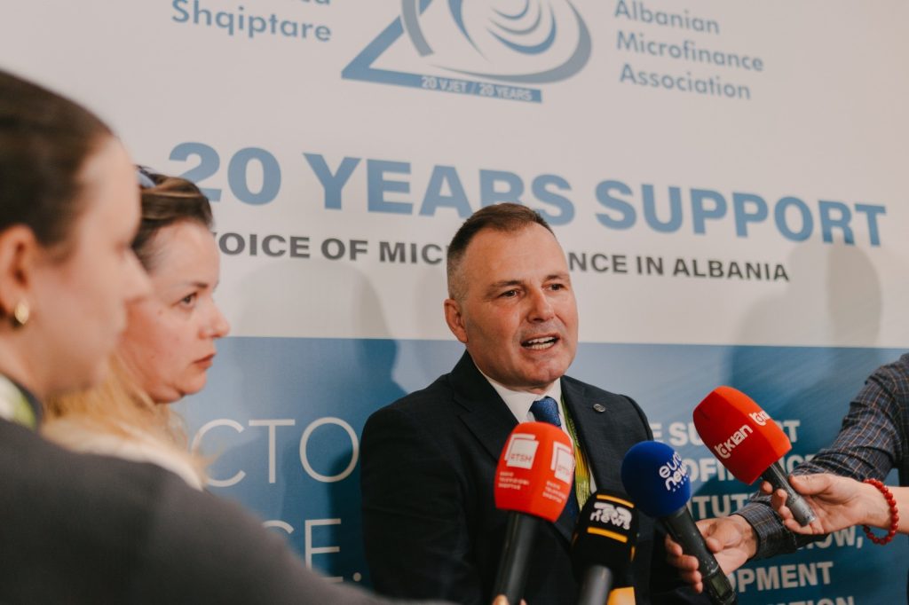 Konferenca e 28-të e MFC në Durrës/ Sulaj: Mikrofinanca mbetet një instrument kyç për përfshirjen financiare