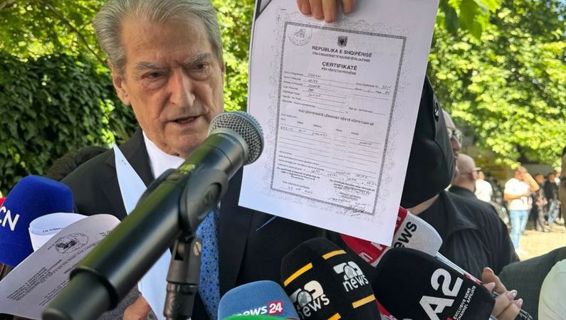 10:58 Berisha nxjerr deklaratën noteriale, akuza për vilën dhe pasurinë e Altin Dumanit
