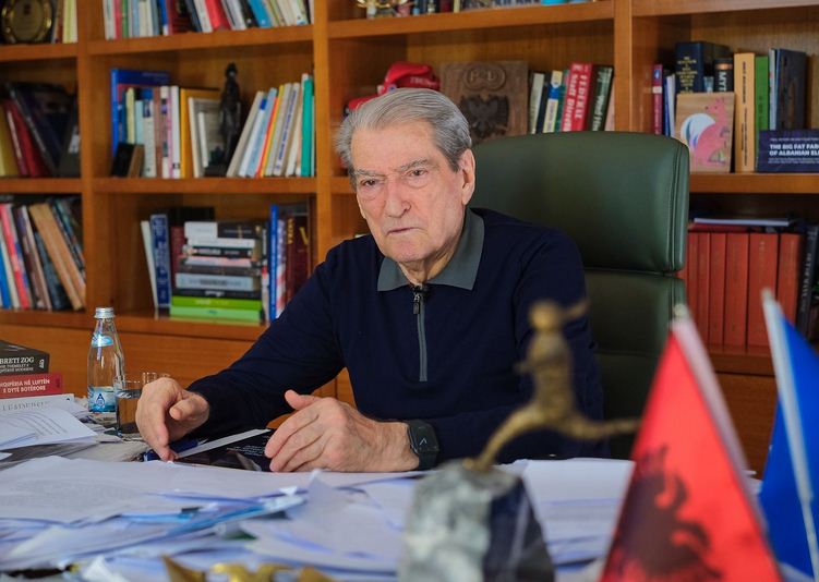 12:36 Berisha i vetëm në garë pas përjashtimit të kandidaturave të tjera, kreu i PD: S’mund të marrin pjesë tradhtarët që lanë partinë në moment beteje