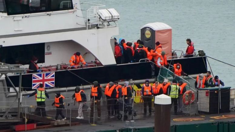 Britania i beson AI verifikimin e emigrantëve të paligjshëm, organizatat shpërthejnë: Mizore!