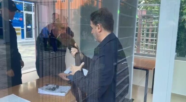 09:19 Padia për shpifje, Erion Braçe paraqitet në GJKKO