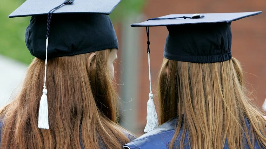 INSTAT: bie numri i të diplomuarve në arsimin parauniversitar, rritet në universitete