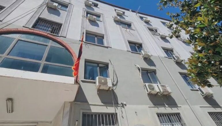 Godinat e amortizuara/ Copat e mermerit shkëputen nga fasada e Gjykatës së Durrësit