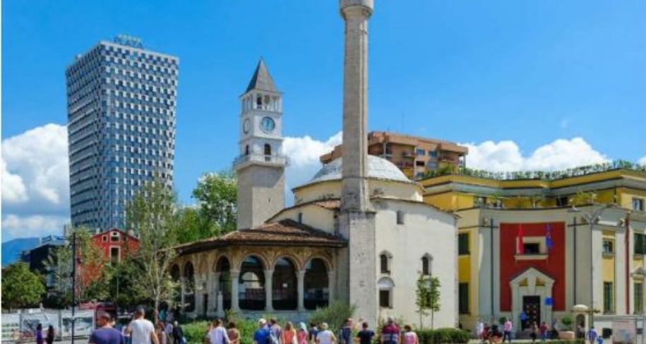 ”Daily Mail” reklamon Shqipërinë: Tirana, një nga destinacionet më të lira për pushime në Evropë