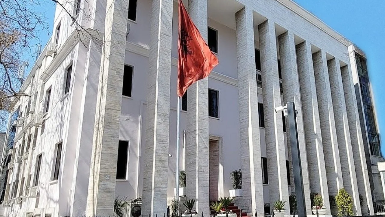 09:52 A do të ndryshojnë rregullat për “arrestin në burg”? Pritet sot vendimi i Gjykatës së Lartë