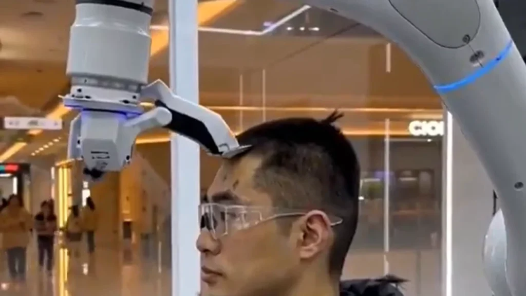 AI hyn në botën e kujdesit personal – robotët që presin flokë po bëhen viral