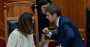 14:21 Ferit Hoxha “përfiton” nga mungesa e Ramës, i “zë vendin” në Kuvend! (VIDEO)