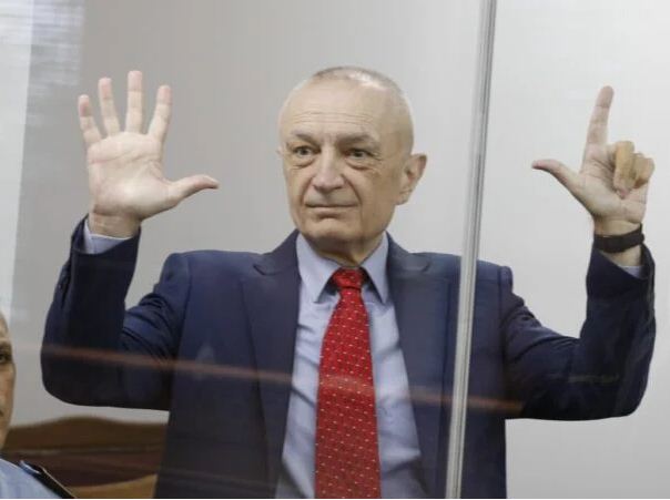 Mesazhi pas gjestit të Metës/ Çfarë do të thotë numri 7 që bëri Ilir Meta në gjyq?