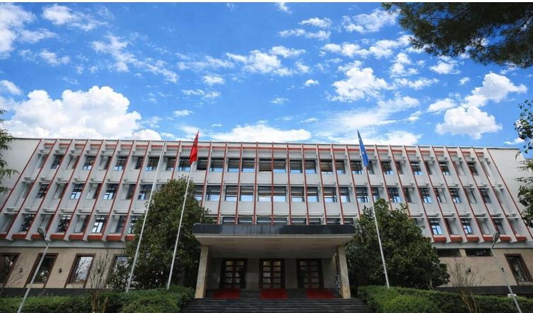 08:14 Ministria e Jashtme dënon sulmin rus në Rumani: Plagosi civilë, përfshirë një të mitur
