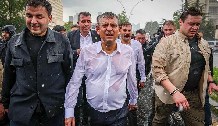 Nën gazin lotsjellës opozita turke gjen një yll të ri: Del në skenë Ozgur Ozel, kush është rivali i ri i Erdoganit