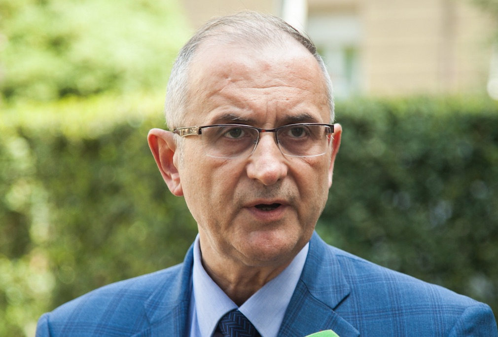 Vasili sulmon GJKKO: Drejtësi rrugaçësh, Meta në kafaz, ndërsa Beqaj në sallë në krah të avokatit