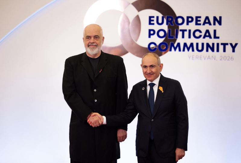 08:57 Samiti i 8-të i Komunitetit Politik Europian, Kryeministri Rama mbërrin në Armeni, pritet nga homologu Nikol Pashinyan