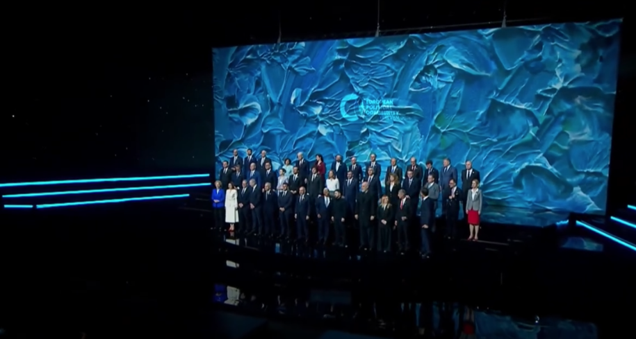 10:48 Rama publikon foton familjare nga Samiti i 8-të i Komunitetit Politik Europian në Jerevan