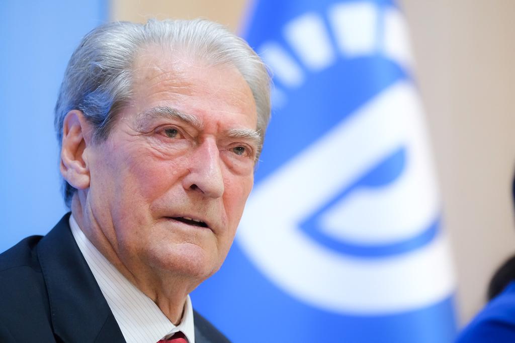 15:40 Berisha kritikon ambasadorin Gonzato: “Sillet si ambasador i Ramës”