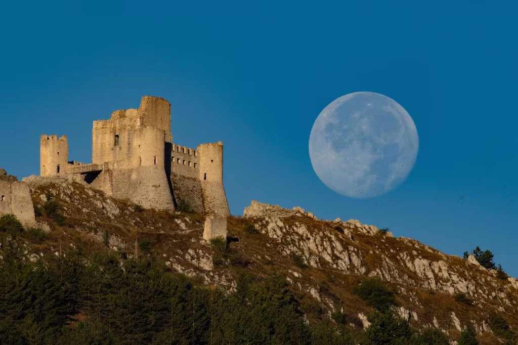 “Hëna Blu”, fenomen i rrallë astronomik, por pa ndryshim ngjyre