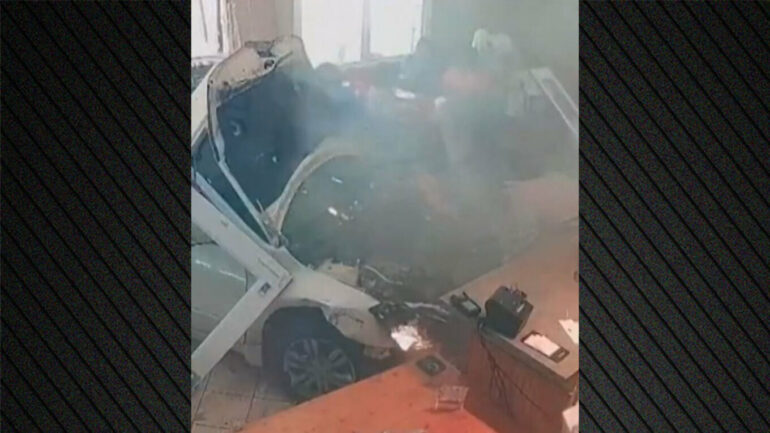 Panik te klientët! Ja momenti kur makina futet dhunshëm në një restorant (VIDEO)