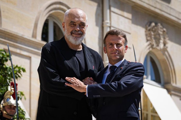 19:43 Rama ndan fotot nga pritja miqësore e presidentit Macron