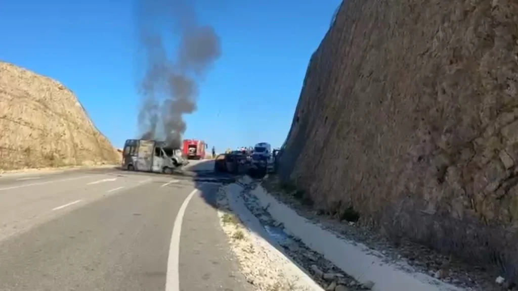 Tragjedi në bypass-in e Vlorës/ Përplasen 3 makina, dy shkrumbohen nga flakët, humb jetën 40-vjeçari brenda BMW-së