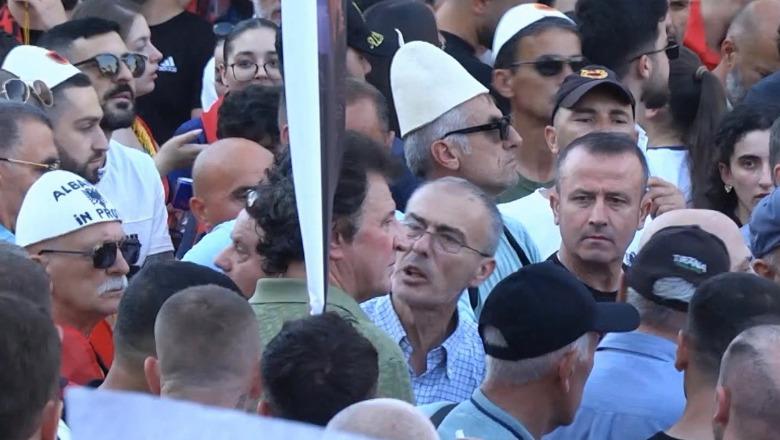 Ish-truproja e Berishës dhe i biri në protestë/ Nervozohen me qytetarët që thërrasin ‘Berisha n burg’