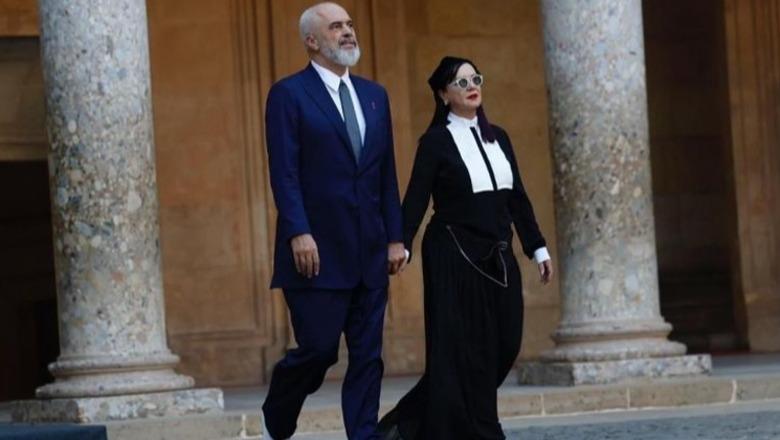 17:09 Publikohen të ardhurat e familjes Rama/ Kryeministri deklaron rreth 110 mijë euro të ardhura jashtë pagës