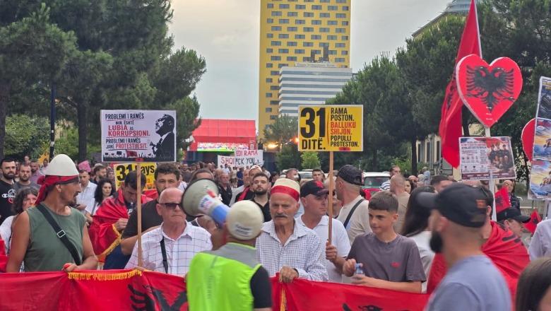 19:42 Protesta e 31-të/ Pas tensioneve te Parlamenti, qytetarët marshojnë drejt Kryeministrisë