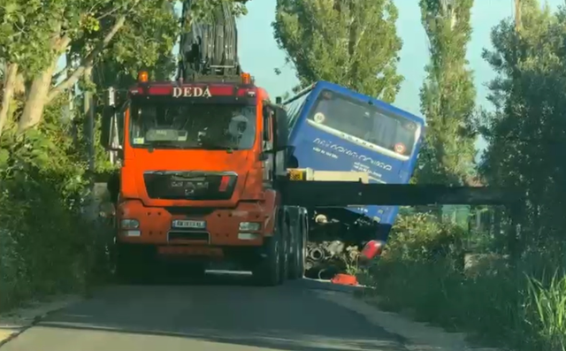 Përdori rrugë dytësore për të shmangur trafikun e Shëngjinit, autobusi përfundon në kanal
