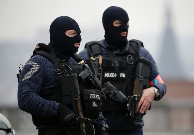 Europol shkatërron rrjetin e trafikut të armëve/ 10 të arrestuar, bastisen 7 prona luksoze në Francë