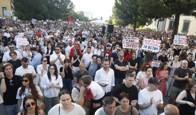 Mbahet protesta e 24-t kundër qeverisë, qytetarët mblidhen në shesh