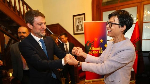 Shqipëria drejt rrugës për në BE/ Ministri Hoxha pret Komisioneren Marta Kos në Bruksel